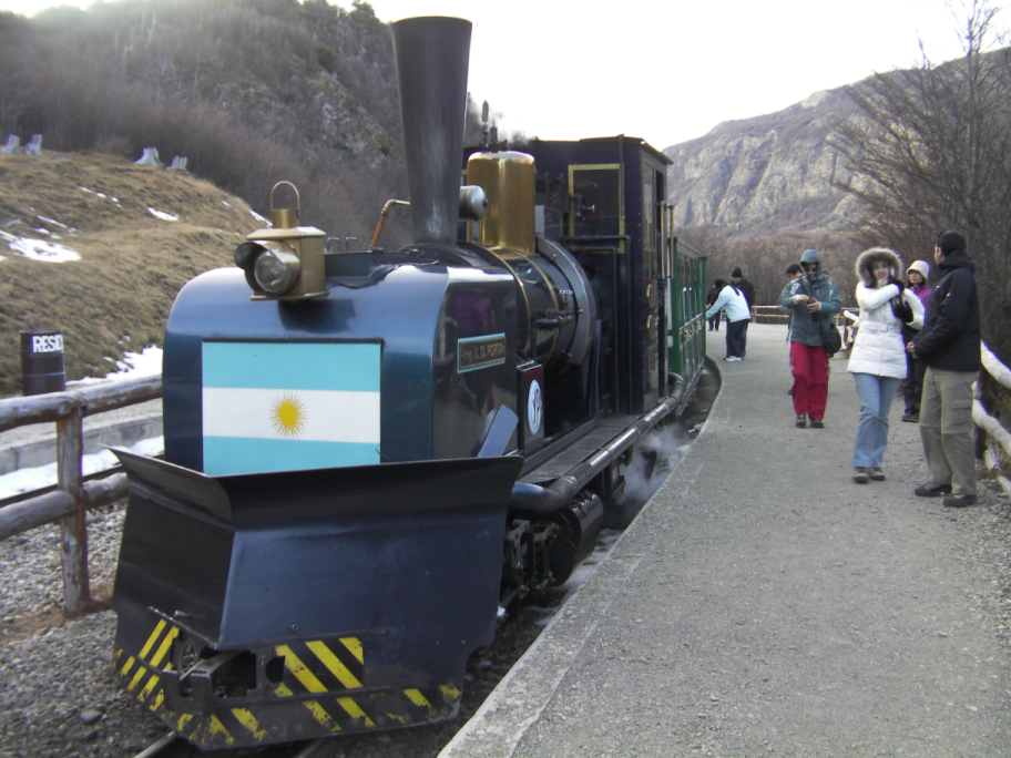 蒸気機関車にひかれてトロッコ列車は走る