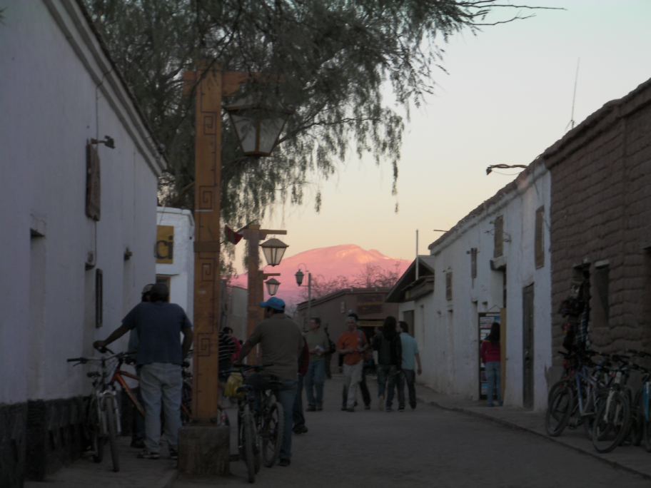 夕焼けのサン・ペドロ・デ・アタカマの繁華街